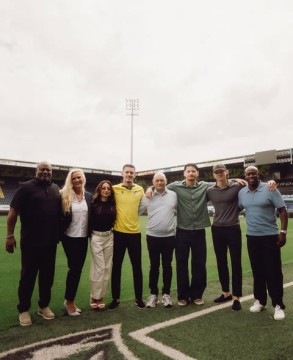 Jennifer Coppen, Justin Hubner, dan keluarga Justin Hubner di Stadion Fortuna Sittard. (Instagram @jennifercoppenreal20)
